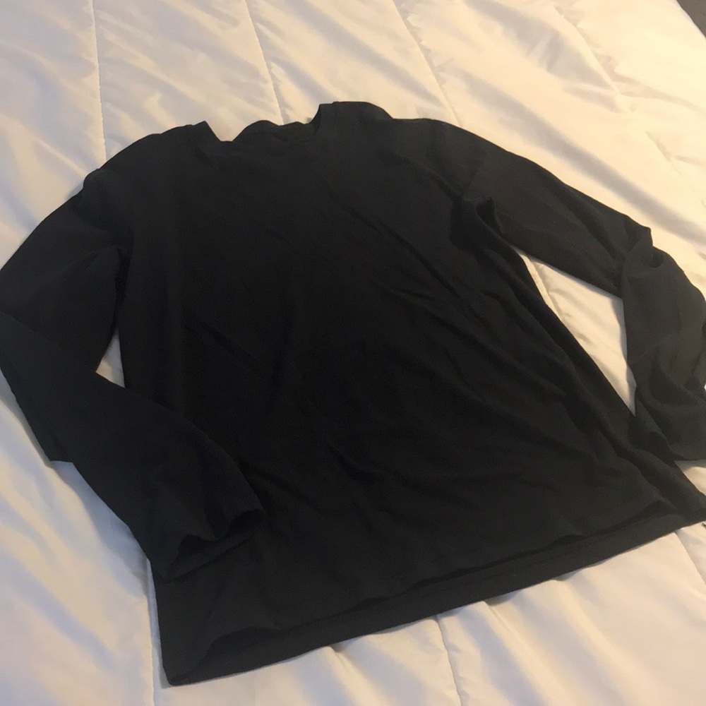 Men’s long-sleeved Lululemon shirt